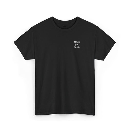 Made you look. Unisex Heavy Cotton Tee, Logo gestickt, 12 Farben